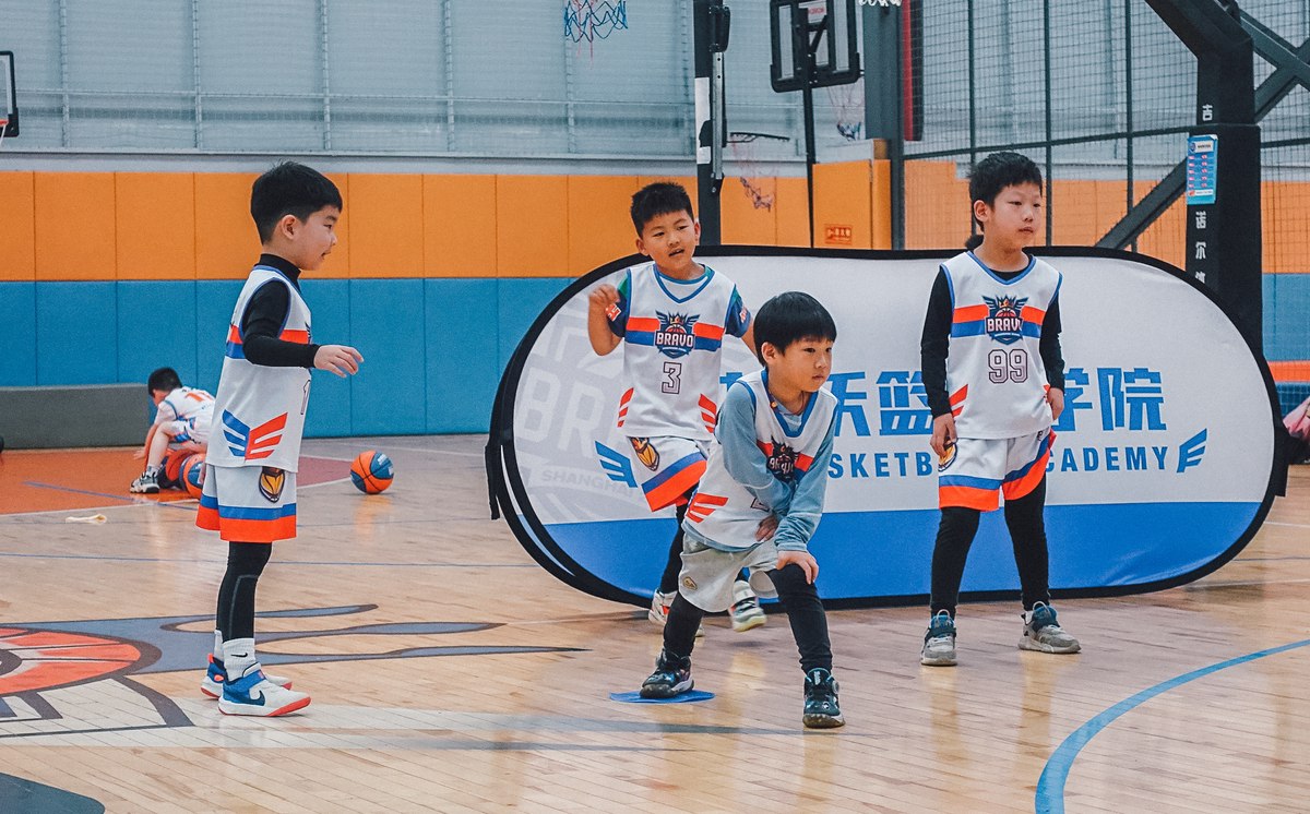 4岁幼儿篮球训练